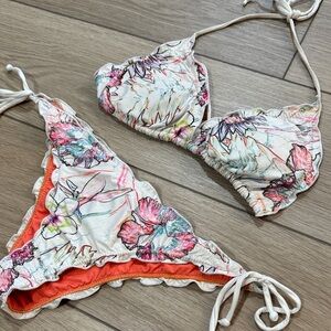 Hurley Ruffle Edge White Multi Colored Floral Print Bikini Sz M Beachy Resort